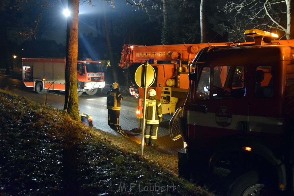 Container LKW umgestuerzt Koeln Brueck Bruecker- Dellbruecker Mauspfad P575.JPG - Miklos Laubert